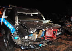 Cổ thụ bật gốc đè bẹp xe cảnh sát giao thông