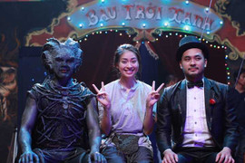 Ngô Thanh Vân cười rạng rỡ bên quái vật