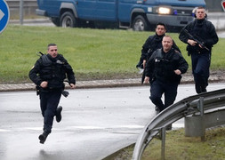 Video trực tiếp cảnh sát Pháp vây ráp nghi phạm khủng bố Paris