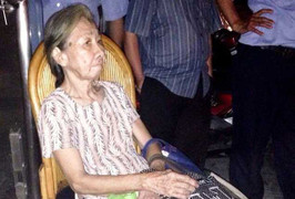 Cứu cụ già 80 tuổi trong căn nhà cháy dữ dội