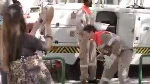 Màn tung hứng mũ bảo hiểm khéo như siêu sao bóng đá