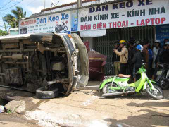 Xe khách lao lên vỉa hè, hất tung khách trong quán cà phê