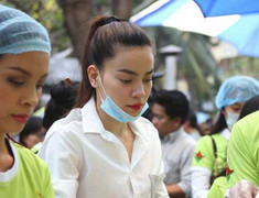 Hồ Ngọc Hà lặng người trước những em bé bị chất độc màu da cam