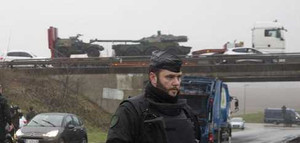 Cảnh sát Pháp bao vây nghi phạm xả súng ở Paris