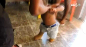 Video: Cậu bé 15 tháng tuổi đi lại bằng chân giả ở Ấn Độ