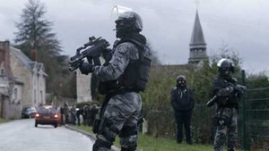 Nữ nghi phạm duy nhất trong vụ khủng bố Paris vẫn đang lẩn trốn