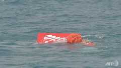 Đuôi máy bay AirAsia nổi lềnh bềnh trên mặt biển