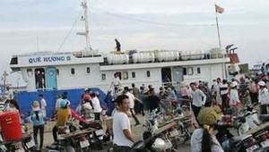 Tàu chở 100 khách chết máy, trôi dạt trên biển