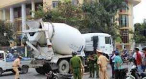 Tránh xe máy, xe khách va chạm xe bồn, 12 người nhập viện