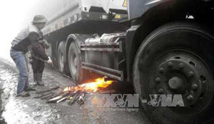 Lai Châu ách tắc giao thông vì tuyết dày đặc