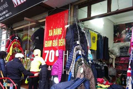 Giá rét 12 độ C, hàng đông đua nhau giảm giá