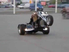 Lác mắt với màn drift của môtô 3 bánh