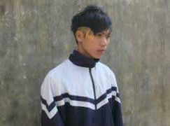 Bênh bố, lấy mũ bảo hiểm đánh vỡ đầu bạn gái hàng xóm