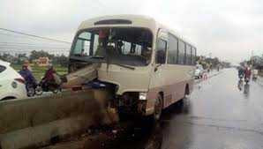 Liên tiếp tai nạn giao thông đâm dải phân cách QL1A