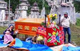 Thi thể thầy giáo phân hủy trong tư thế treo cổ