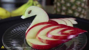 Clip: Mẹo cắt táo thành thiên nga dễ như ăn kẹo