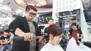 Tiệm cắt tóc bằng kiếm Nhật gây 'sốt'