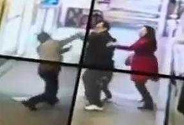 Clip: Con nghiện cầm kim tiêm tấn công người đi bộ