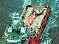 4 thợ lặn Indonesia đưa hộp đen máy bay AirAsia lên mặt biển