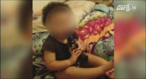 Đăng tải video con ngậm súng vào mồm, cặp vợ chồng bị bắt