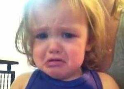 Clip bé nghe nhạc buồn bật khóc hút 200.000 lượt xem trên Youtube