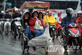 Người Hà Nội chống chọi với đợt giá rét kỷ lục trong năm