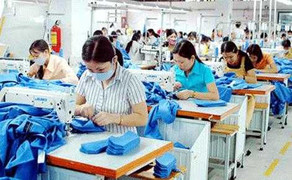 Nhân viên nhận lương chậm 15 ngày, doanh nghiệp sẽ phải 'đền'