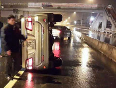 Ô tô liên tiếp lật nhào: Tháo dỡ dải phân cách trên cầu Nhật Tân