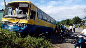 Xe chở công nhân tông nhau, 20 người bị thương