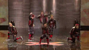 Tai nạn đạp trúng đầu bạn nhảy trên sân khấu Got Talent