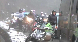 Video: Tuyết rơi dày gây ùn tắc đường lên Sa Pa