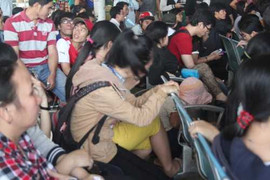 Ngàn người vật vã mua vé xe Tết tại bến xe Miền Đông