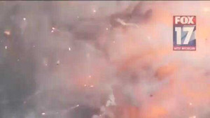 Clip: Xe chở pháo hoa nổ tung trên đường cao tốc đóng băng