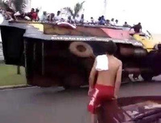 Clip: Xe tải chở cổ động viên bóng đá lật thảm khốc