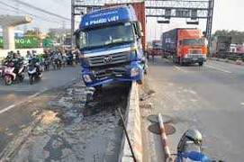 Tài xế buồn ngủ, xe container 'trèo' dải phân cách