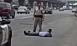 Tài xế say rượu nằm lăn ra đường ăn vạ cảnh sát