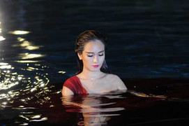 Ái Phương ngâm mình dưới nước 4 tiếng để quay MV