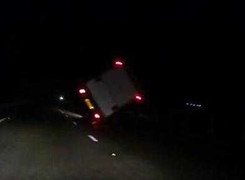 Kinh hoàng cảnh gió quật ngã xe tải trên đường