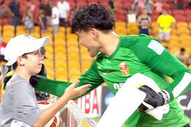 Trung Quốc gây sốc ở Asian Cup 2015 nhờ cậu bé nhặt bóng