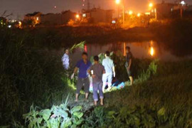 Thi thể người phụ nữ bán vé số nổi trên kênh Tham Lương