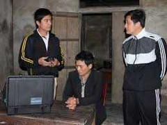 Tài xế xe quá tải 'phun' đá cản đường công an truy bắt