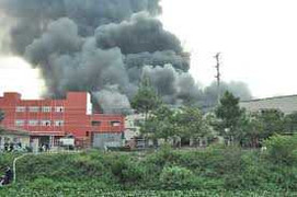 Cháy lớn ở KCN Quế Võ, khói đen bốc ngút trời