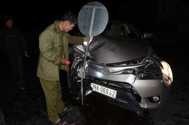 Ô tô đâm dải phân cách, 4 người trong gia đình nhập viện