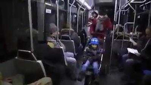 Cười té ghế với hành khách 'tốt bụng' nhường ghế xe buýt