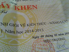 Lạ lẫm nhìn giấy khen 'Học sinh giỏi về kiến thức – năng lực'