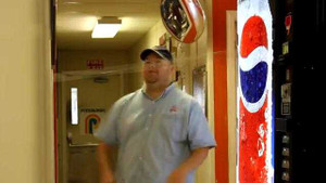 Màn chơi khăm bạn thân bằng băng dính hài vỡ bụng