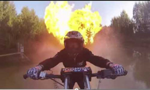 Môtô lao trên mặt nước tốc độ kinh hoàng 280km/h