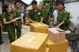 Đột kích kho hàng lậu khổng lồ giữa Hà Nội