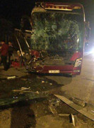 Xe khách bị đâm biến dạng, 30 hành khách đập cửa chui ra