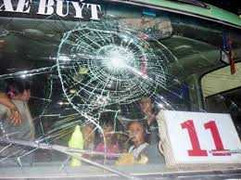 Ma men quậy phá xe bus, người nhà bức xúc 'quây' công an